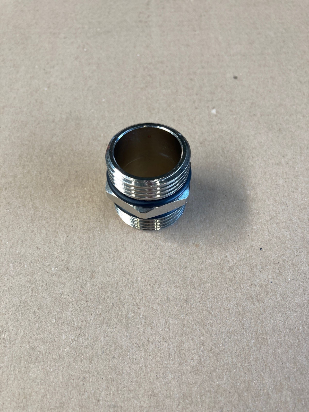 Heizkreisverteiler Verbinder 1 Zoll, Frontansicht, auf grauem Hintergrund