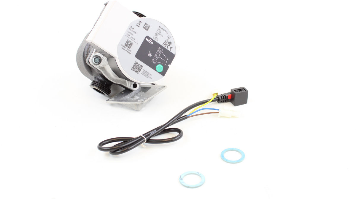 Buderus Pumpe Para 7M RSL 9H | Auf weißem Hintergrund, Frontalansicht