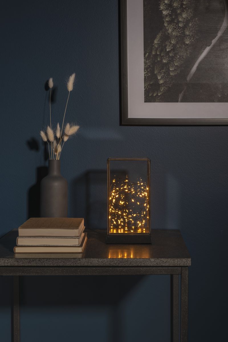 Die LED Glaslaterne auf einem Tisch im Wohnzimmer