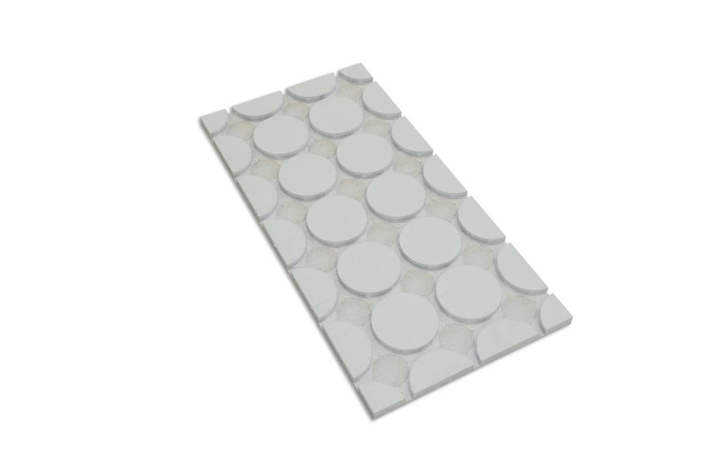 Fußbodenheizung Klimaboden Längsplatte mit gefrästen Rohrführungsnuten vor weißem Hintergrund